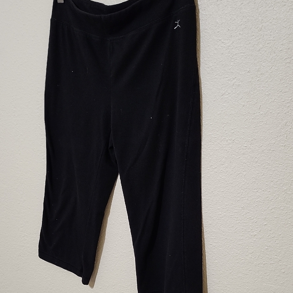 Danskin Black Capris Sleek Versatile Design - Picture 4 of 5